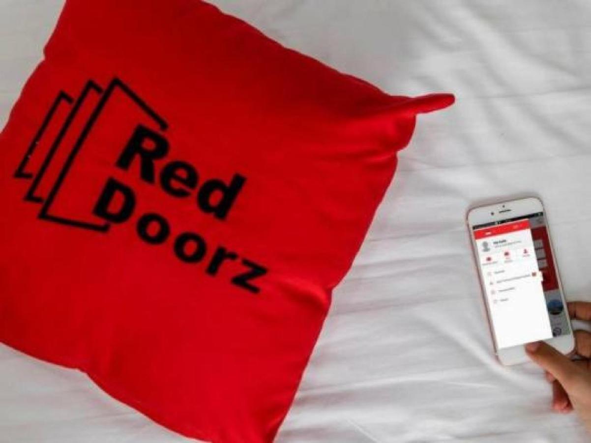 Отель Reddoorz @ Supratman Street Бандунг Экстерьер фото